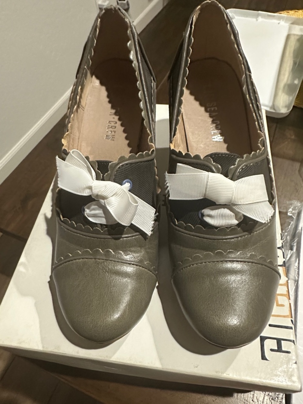 chelsea crew Grey Bow-Accent Flats